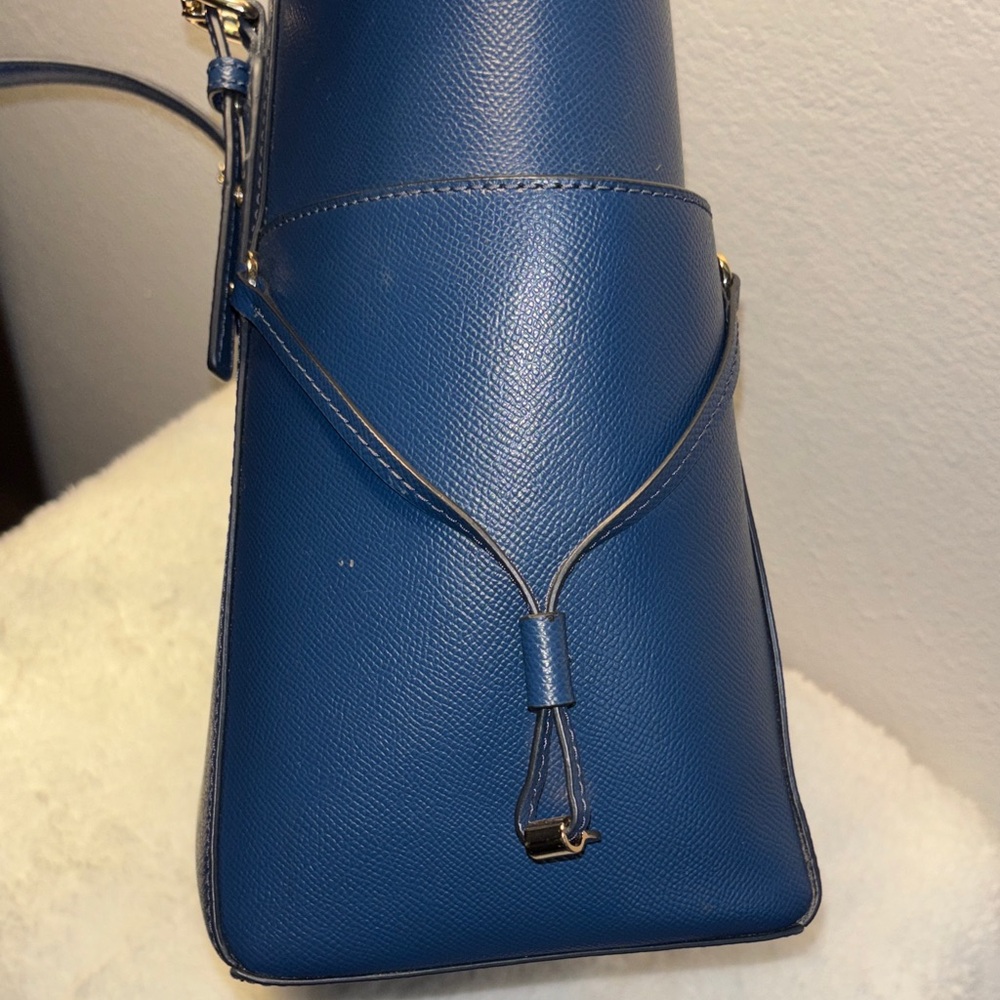 Michael Kors Voyager Saffiano leather tote bag in navy blue. - Picture 8 of 12